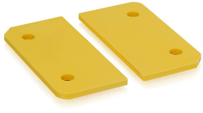 Zwei gelbe, rechteckige Kunststoffplatten mit jeweils zwei Löchern, flach liegend und leicht versetzt zueinander.
