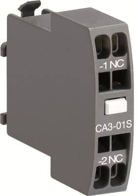 Ein graues elektrisches Bauteil, vermutlich ein Relais oder Schalter, mit Beschriftungen '-1 NC', 'CA3-01S' und '-2 NC' auf der Vorderseite.