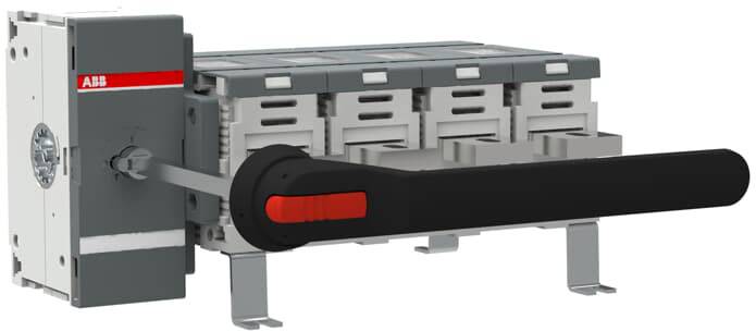 Ein elektrischer Schalter von ABB mit einem langen, schwarzen Griff. Er hat vier Anschlussstellen und Metallhalterungen an der Basis.