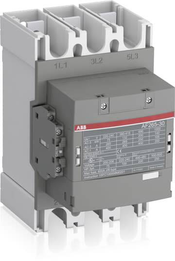 Ein grauer elektrischer Leistungsschalter mit technischen Spezifikationen auf einem Etikett; drei Hauptanschlüsse oben.
