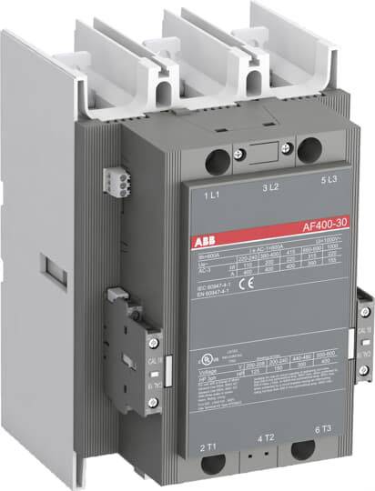 Ein elektrischer Schütz mit grauem Gehäuse, drei oberen und drei unteren Anschlussklemmen, Markenlogo und Modellnummer sichtbar auf der Vorderseite.