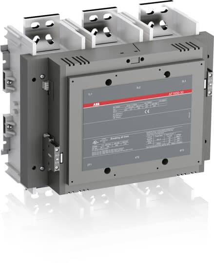 Ein grauer elektrischer Leistungsschalter mit rotem Streifen und technischen Spezifikationen auf der Vorderseite. Drei Anschlussklemmen oben.