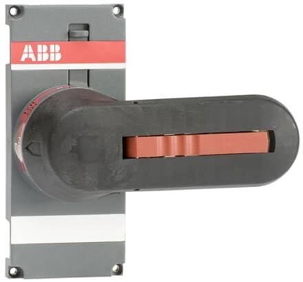 Ein elektrischer Hauptschalter mit rotem Griff, montiert auf einer grauen Basis mit rotem Streifen und dem Schriftzug 'ABB'.