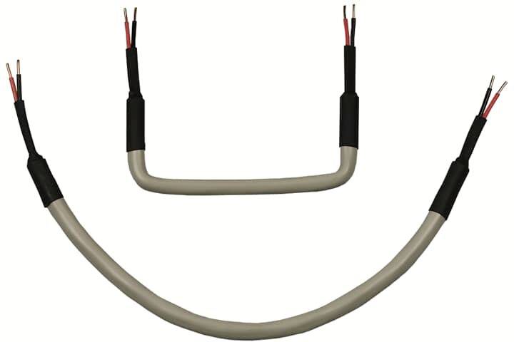 Zwei Kabel mit schwarzen und roten Drähten an den Enden, eines in U-Form gebogen, das andere gebogen, um eine rechteckige Form zu bilden.