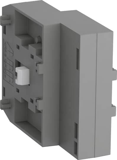 Ein grauer, rechteckiger elektrischer Adapter mit mehreren Anschlussmöglichkeiten und einer weißen Taste in der Mitte, in Seitenansicht.
