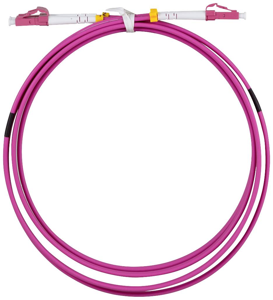 Ein rosa Glasfaserkabel mit zwei Steckverbindern an den Enden, aufgerollt in einer Schleife. Geeignet für Hochgeschwindigkeitsdatenübertragung.