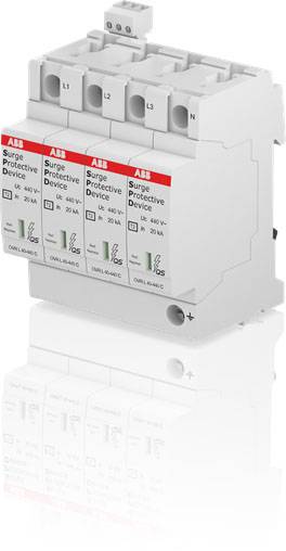 Ein Überspannungsschutzgerät mit vier Modulen, rot markiert, zum Schutz elektrischer Systeme vor Spannungsspitzen. Von ABB.