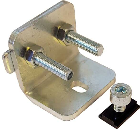 Metallwinkel mit zwei Schrauben und einer zusätzlichen Schraube auf einer schwarzen Halterung. Verwendet zum Befestigen von Gegenständen an Wänden.