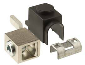 Ein Metall-Anschlussblock neben einer Abdeckung und einer Befestigungsklemme. Die Teile sind zerlegt und nebeneinander positioniert.