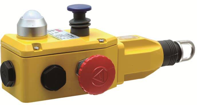 Gelbes Not-Aus-Schaltergehäuse mit rotem Drehknopf, blauem Druckknopf und schwarzem Kabelanschluss, dient zur Sicherheitssteuerung.