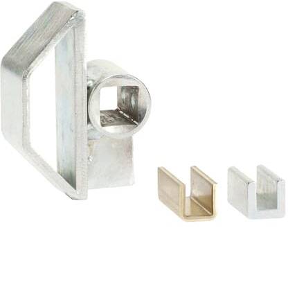 Metallhalterung mit zwei verschieden großen, U-förmigen Steckköpfen aus silbernem und goldenem Metall, auf weißem Hintergrund.