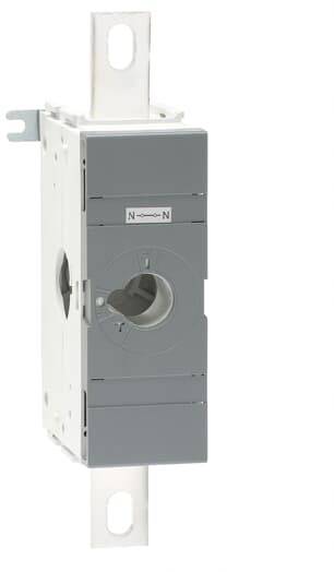 Grau-weißer elektrischer Schalter auf weißem Hintergrund mit metallischen Befestigungselementen oben und unten.