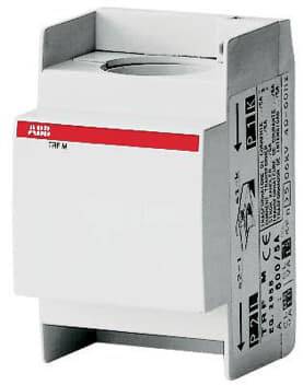 Ein weißer Sicherungsautomatenblock mit seitlichem Produktlabel und technischer Beschriftung, vor weißem Hintergrund.