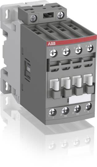 Ein elektrischer Schütz, grau mit roten Akzenten und mehreren Klemmen, dient zum Steuern von Stromkreisen in industriellen Anwendungen.