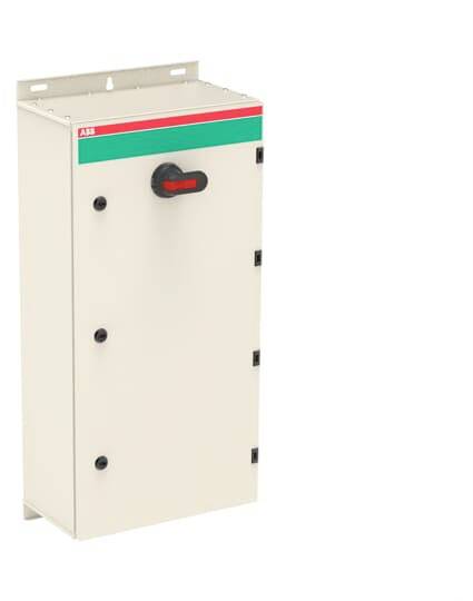 Ein beige Wandverteilerkasten mit schwarzem Drehgriff und rotem Akzent, montiert vertikal für industrielle Elektroinstallationen.