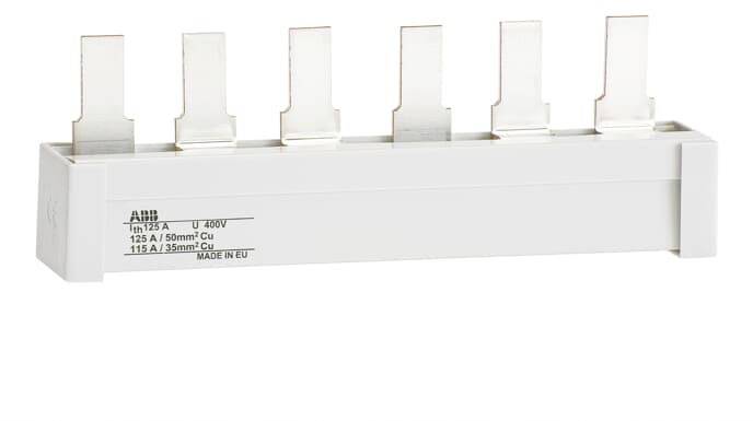 Weiße elektrische Sammelschiene mit fünf Anschlüssen, geeignet für 125 A bei 50 mm² Kupfer und 115 A bei 35 mm² Kupfer.
