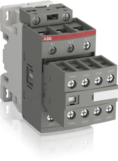Ein elektrischer Schütz mit mehreren Anschlüssen und Aufschrift des Herstellers. Geeignet für Steuerungsaufgaben in Schaltschränken.