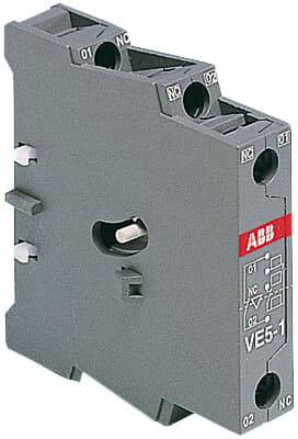 Ein grauer elektrischer Schalter von ABB mit der Aufschrift 'VE5-1', der über mehrere Kontaktpunkte verfügt.