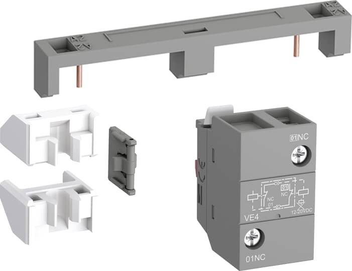 Elektrische Schalteinheit mit verschiedenen Komponenten: graues Hauptgerät mit Schaltplan, weiße und graue Anschlusselemente oben.