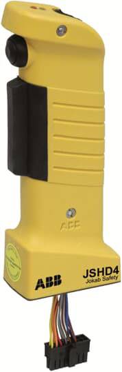 Gelbes Handsteuergerät der Marke ABB mit Kabelanschluss und rutschfester Grifffläche, verwendet für Sicherheitssteuerungen in industriellen Anwendungen.