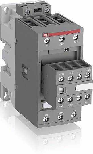 Ein graues elektrisches Schütz mit mehreren Schraubanschlüssen und einer roten Markierung oben, verwendet zur Steuerung elektrischer Geräte.