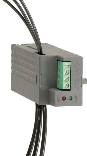 Graues elektrisches Verbindungselement mit grünem Anschlussblock. Zwei schwarze Kabel verlaufen waagerecht durch das Verbindungselement.