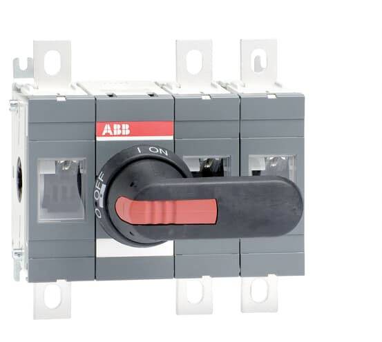 Ein grauer ABB-Schalter mit rotem Griff, der auf 'OFF' (aus) zeigt, montiert auf einer Metallhalterung.