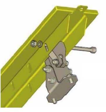 Ein gelbes Metallprofil mit einer befestigten Klemme und Schraube; zeigt eine Montageverbindung in einem technischen Kontext.