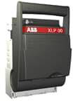 Ein schwarzes ABB XLP 0D Elektrogerät mit rotem Etikett, montiert in einem Gehäuse, für industrielle Anwendungen.