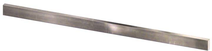 Metalllineal in Silber, schlank und lang, auf weißem Hintergrund.