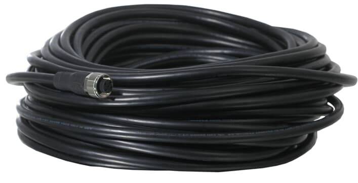 Ein aufgerolltes schwarzes Kabel mit einem silbernen Steckverbinder am Ende, geeignet für elektronische Verbindungen.