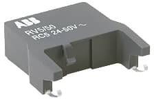 Kurzer Spannungswächter von ABB, Typ RV5/50, geeignet für 24-50V Wechselstrom. Das Gerät hat zwei seitliche Anschlussklemmen.