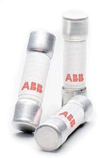 Drei weiße ABB-Sicherungen mit silbernen Kappen, seitlich gedrucktes rotes Logo. Geeignet für elektrische Schaltkreise.