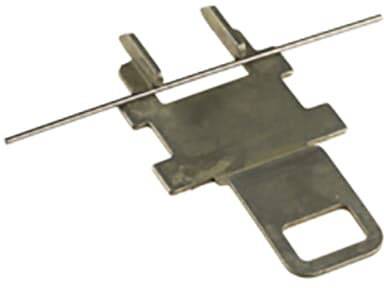 Metallstab und Metallclip in rechteckiger Form; könnte Teil eines Mechanismus oder einer Haltevorrichtung sein.