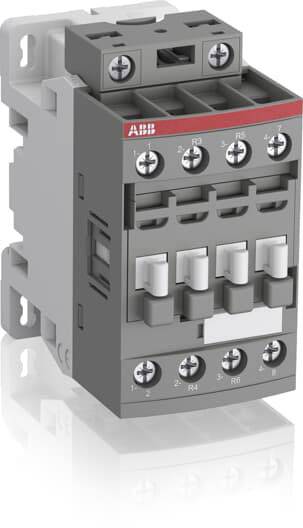 Ein elektrischer Schütz von der Marke ABB mit grauem Gehäuse und mehreren Schraubklemmen, verwendet zur Steuerung elektrischer Schaltungen.