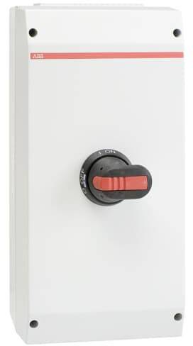 Ein grau-weißer elektrischer Hauptschalter mit rotem Griff in der Mittelposition, montiert in einem rechteckigen Gehäuse.