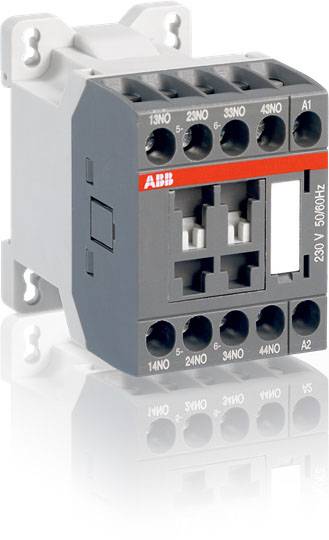 Ein elektrischer Schütz der Marke ABB mit mehreren Anschlusspunkten für verschiedene Schaltkreise, montiert an einer Halterung.