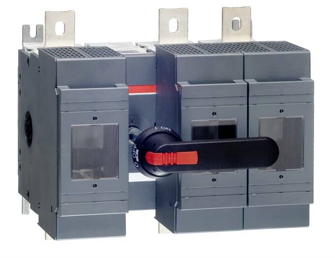 Ein grauer Hauptschalter mit rotem Hebel in Position 'Off', geeignet für industrielle Anwendungen, montierbar auf Hutschienen.