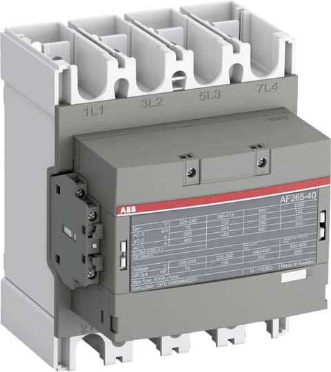 Grauer elektrischer Schütz mit mehreren Anschlüssen und aufgedruckten technischen Spezifikationen.