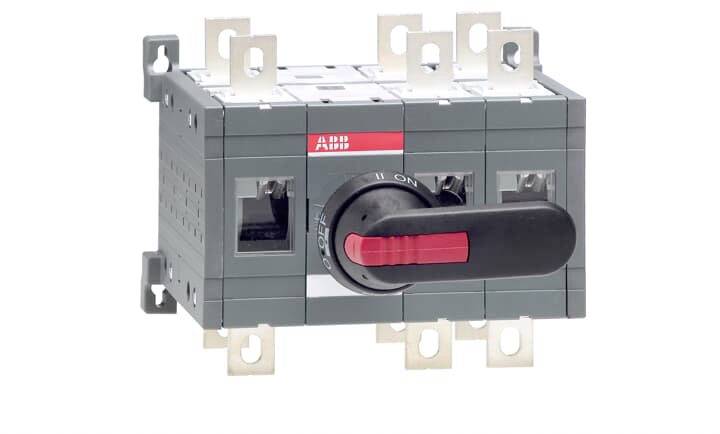 Ein mehrpoliger Hauptschalter mit rotem Griff und Metallanschlüssen, geeignet für die Steuerung elektrischer Systeme.