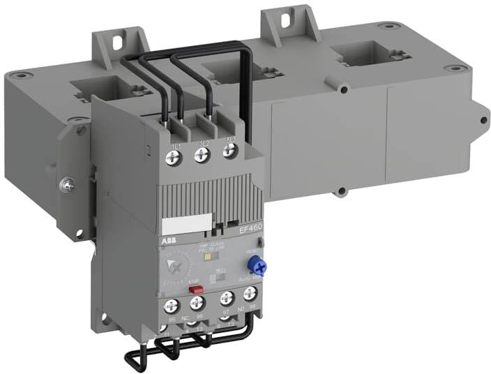 Ein graues elektrisches Schaltgerät mit mehreren Anschlüssen und einer blauen Einstellschraube, montiert auf einer Halterung.