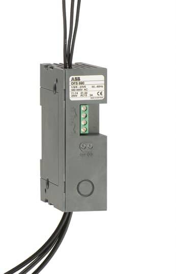 Elektrisches Sperrelement mit mehreren Kabelanschlüssen, vertikal ausgerichtet. Ein Aufkleber zeigt technische Spezifikationen und Markenlogo.