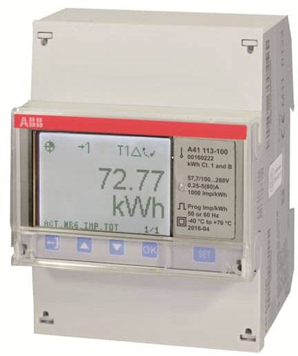Ein digitales Strommessgerät zeigt '72,77 kWh' auf dem Display. Das Gerät misst Stromverbrauch.