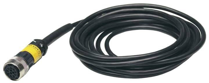 Ein schwarzes Kabel mit einem mehrpoligen Stecker, geeignet für elektrische Verbindungen in Industrieanwendungen.