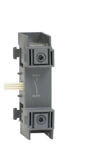Ein grauer elektrischer Anschlussblock mit Beschriftungen '(H)LT4' und '(N)BT4'. Verbindet mehrere Drähte durch Metall- und Schraubklemmen.