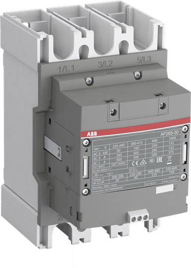Ein grauer elektrischer Schütz mit mehreren Anschlussklemmen, Beschriftung auf der Vorderseite mit technischen Spezifikationen.