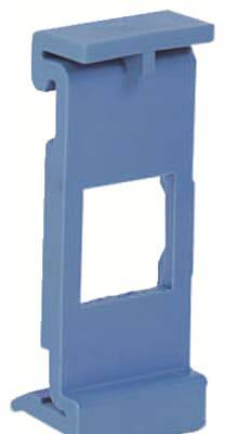 Blaues, rechteckiges Kunststoffteil mit einem rechteckigen Ausschnitt in der Mitte, möglicherweise ein Halter oder Adapter.