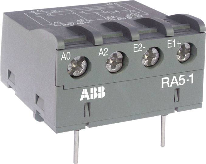 Elektronisches Relaismodul mit vier Schraubanschlüssen, beschriftet mit 'A0', 'A2', 'E2-', 'E1+'. Gehäuse trägt 'ABB RA5-1'.