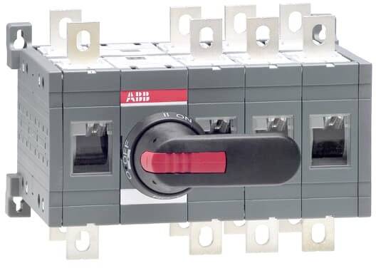 Ein grau-roter elektrischer Schalter mit dem Aufdruck 'ABB' und einem großen Griff, der zwischen den Positionen 'O' für Aus und 'I' für Ein wechselt.