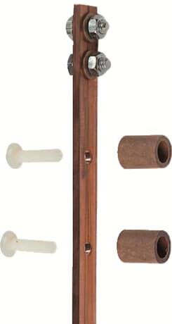 Ein Holzpfosten mit Metallschrauben und Muttern oben, zwei Gummidübel links und zwei Gummihülsen rechts.